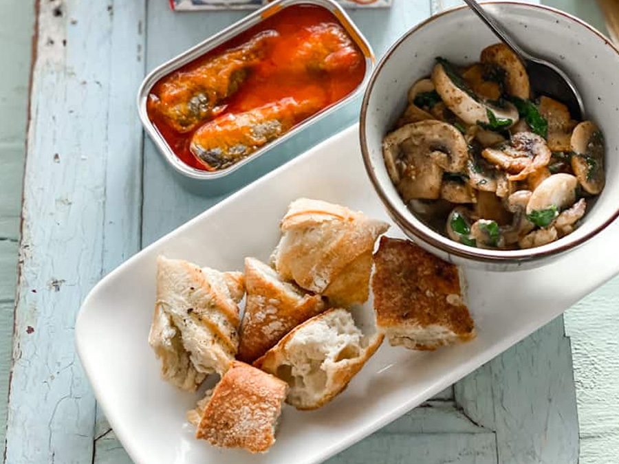 Toast with garlic mushrooms and Santo Amaro Sardines in Tomato Sauce